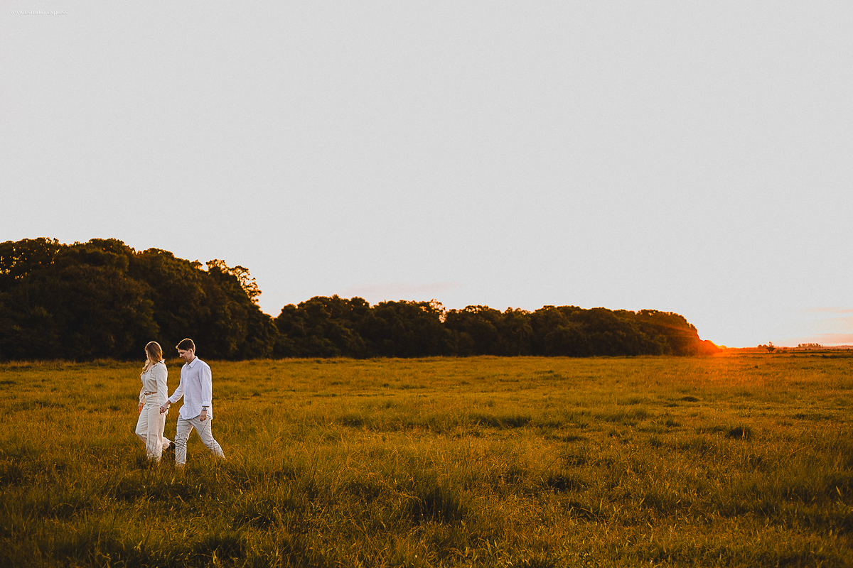 ensaio-pre-casamento-fotógrafo-casais-fotos-românticas-afetividade-conexão-luz-natural-rio-grande-do-sul-camaquã-rs-amor-história-real-spontaneidade-natureza-editorial-visual-afetivo-registro-emoção-ensaio-external-lifestyle-casal-noivos-fotografia-autor
