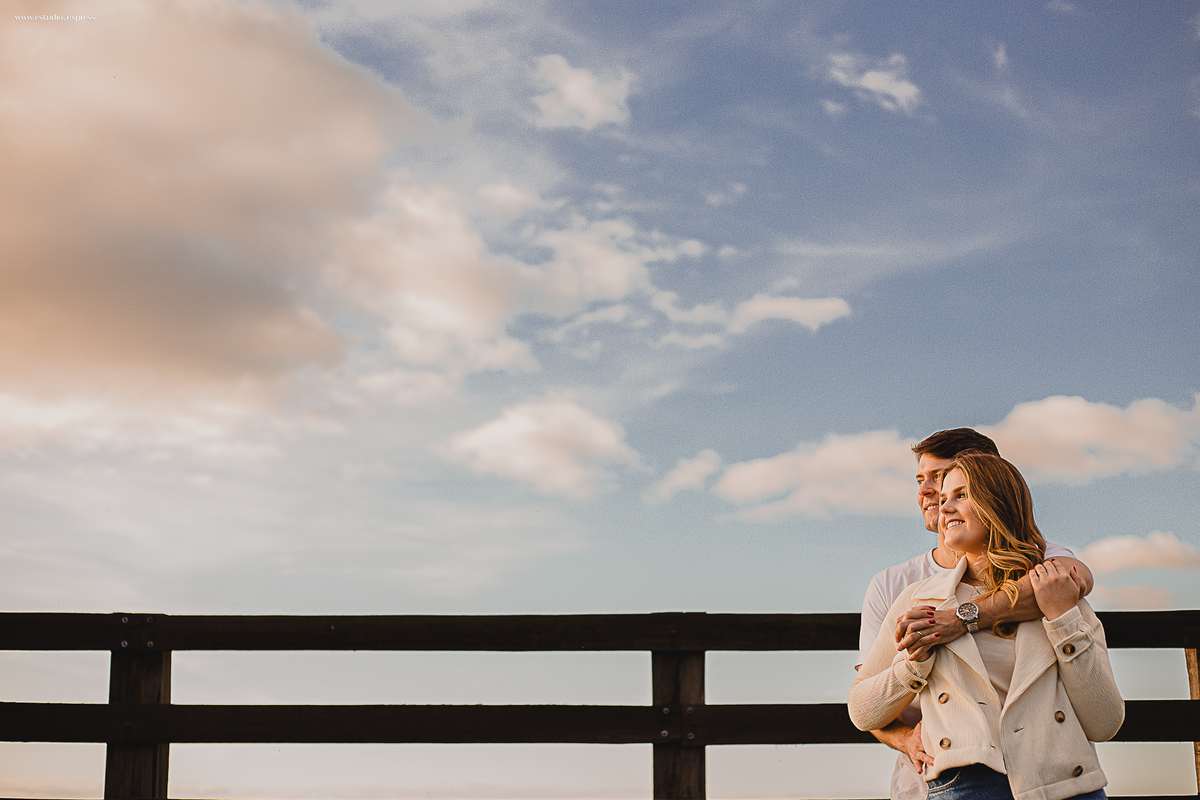 ensaio-pre-casamento-fotógrafo-casais-fotos-românticas-afetividade-conexão-luz-natural-rio-grande-do-sul-camaquã-rs-amor-história-real-spontaneidade-natureza-editorial-visual-afetivo-registro-emoção-ensaio-external-lifestyle-casal-noivos-fotografia-autor