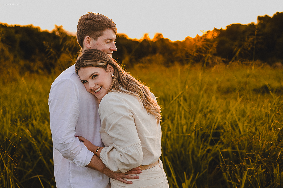 ensaio-pre-casamento-fotógrafo-casais-fotos-românticas-afetividade-conexão-luz-natural-rio-grande-do-sul-camaquã-rs-amor-história-real-spontaneidade-natureza-editorial-visual-afetivo-registro-emoção-ensaio-external-lifestyle-casal-noivos-fotografia-autor