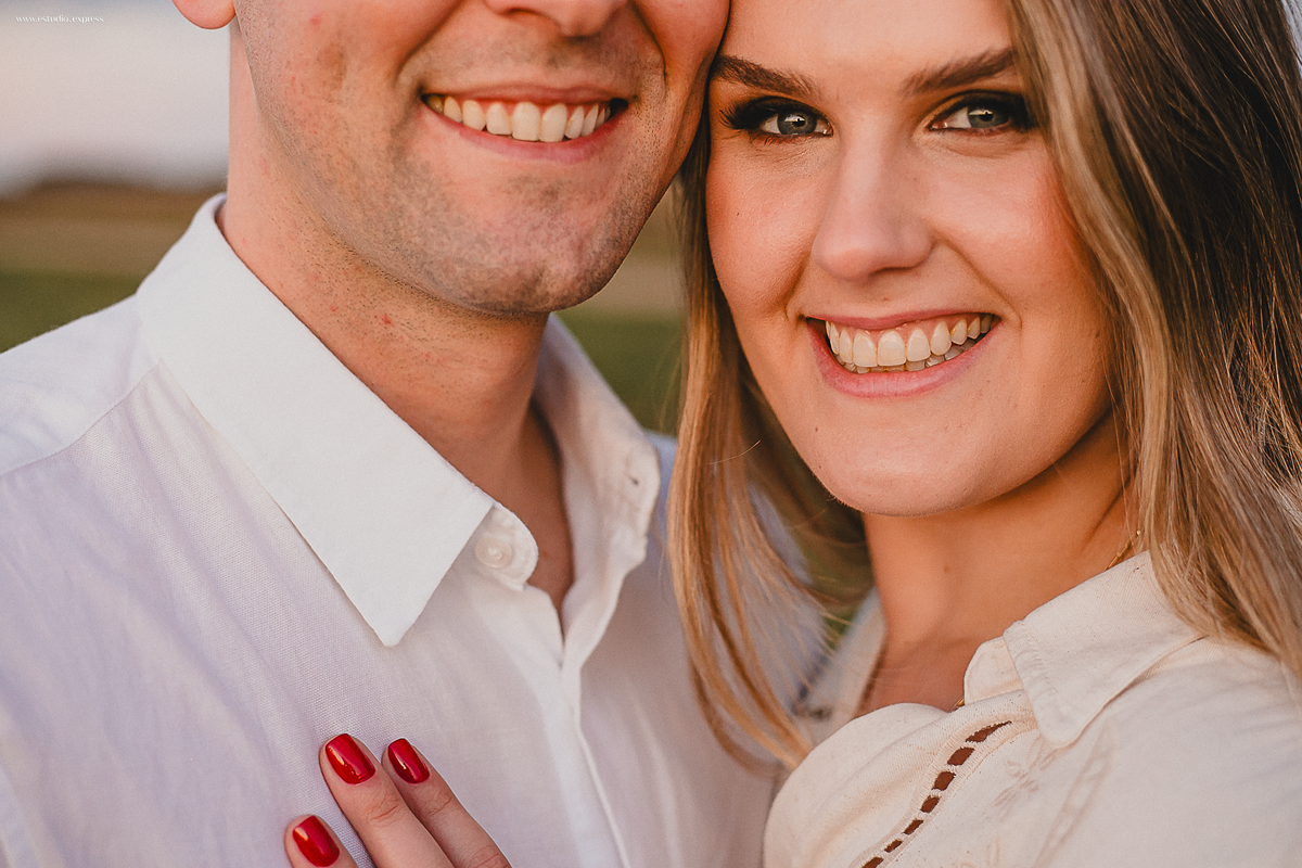 ensaio-pre-casamento-fotógrafo-casais-fotos-românticas-afetividade-conexão-luz-natural-rio-grande-do-sul-camaquã-rs-amor-história-real-spontaneidade-natureza-editorial-visual-afetivo-registro-emoção-ensaio-external-lifestyle-casal-noivos-fotografia-autor