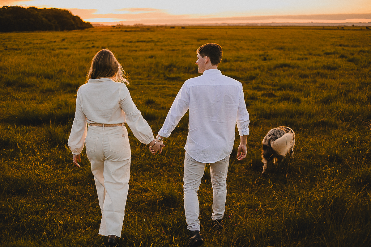 ensaio-pre-casamento-fotógrafo-casais-fotos-românticas-afetividade-conexão-luz-natural-rio-grande-do-sul-camaquã-rs-amor-história-real-spontaneidade-natureza-editorial-visual-afetivo-registro-emoção-ensaio-external-lifestyle-casal-noivos-fotografia-autor