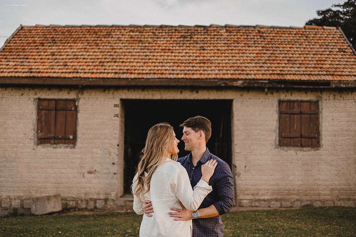 ensaio-pre-casamento-fotógrafo-casais-fotos-românticas-afetividade-conexão-luz-natural-rio-grande-do-sul-camaquã-rs-amor-história-real-spontaneidade-natureza-editorial-visual-afetivo-registro-emoção-ensaio-external-lifestyle-casal-noivos-fotografia-autor