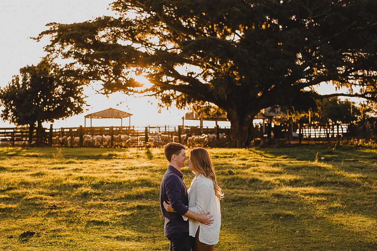 ensaio-pre-casamento-fotógrafo-casais-fotos-românticas-afetividade-conexão-luz-natural-rio-grande-do-sul-camaquã-rs-amor-história-real-spontaneidade-natureza-editorial-visual-afetivo-registro-emoção-ensaio-external-lifestyle-casal-noivos-fotografia-autor