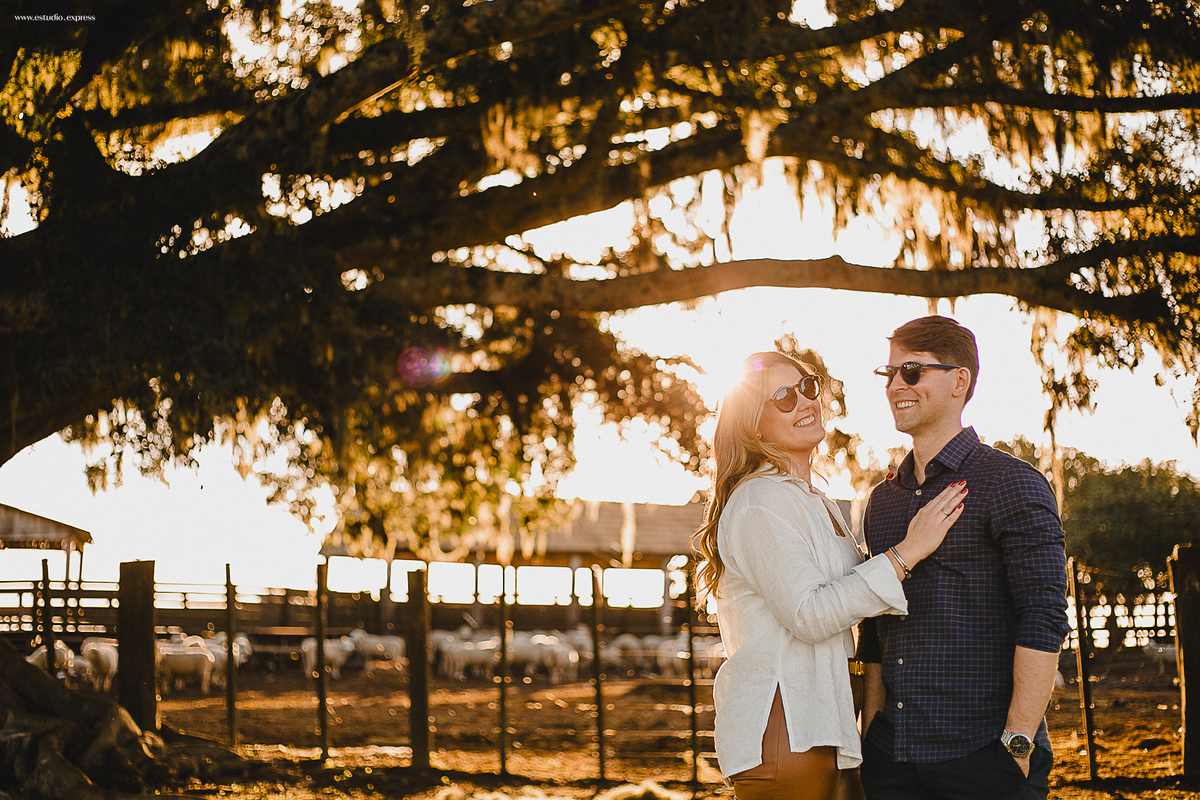 ensaio-pre-casamento-fotógrafo-casais-fotos-românticas-afetividade-conexão-luz-natural-rio-grande-do-sul-camaquã-rs-amor-história-real-spontaneidade-natureza-editorial-visual-afetivo-registro-emoção-ensaio-external-lifestyle-casal-noivos-fotografia-autor