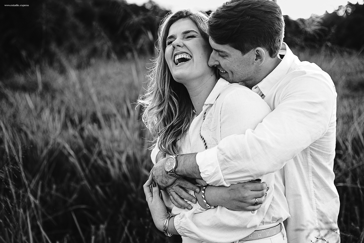 ensaio-pre-casamento-fotógrafo-casais-fotos-românticas-afetividade-conexão-luz-natural-rio-grande-do-sul-camaquã-rs-amor-história-real-spontaneidade-natureza-editorial-visual-afetivo-registro-emoção-ensaio-external-lifestyle-casal-noivos-fotografia-autor