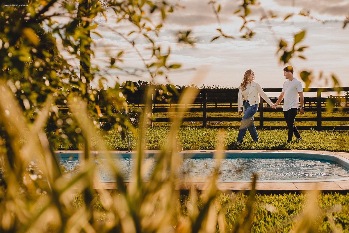 ensaio-pre-casamento-fotógrafo-casais-fotos-românticas-afetividade-conexão-luz-natural-rio-grande-do-sul-camaquã-rs-amor-história-real-spontaneidade-natureza-editorial-visual-afetivo-registro-emoção-ensaio-external-lifestyle-casal-noivos-fotografia-autor