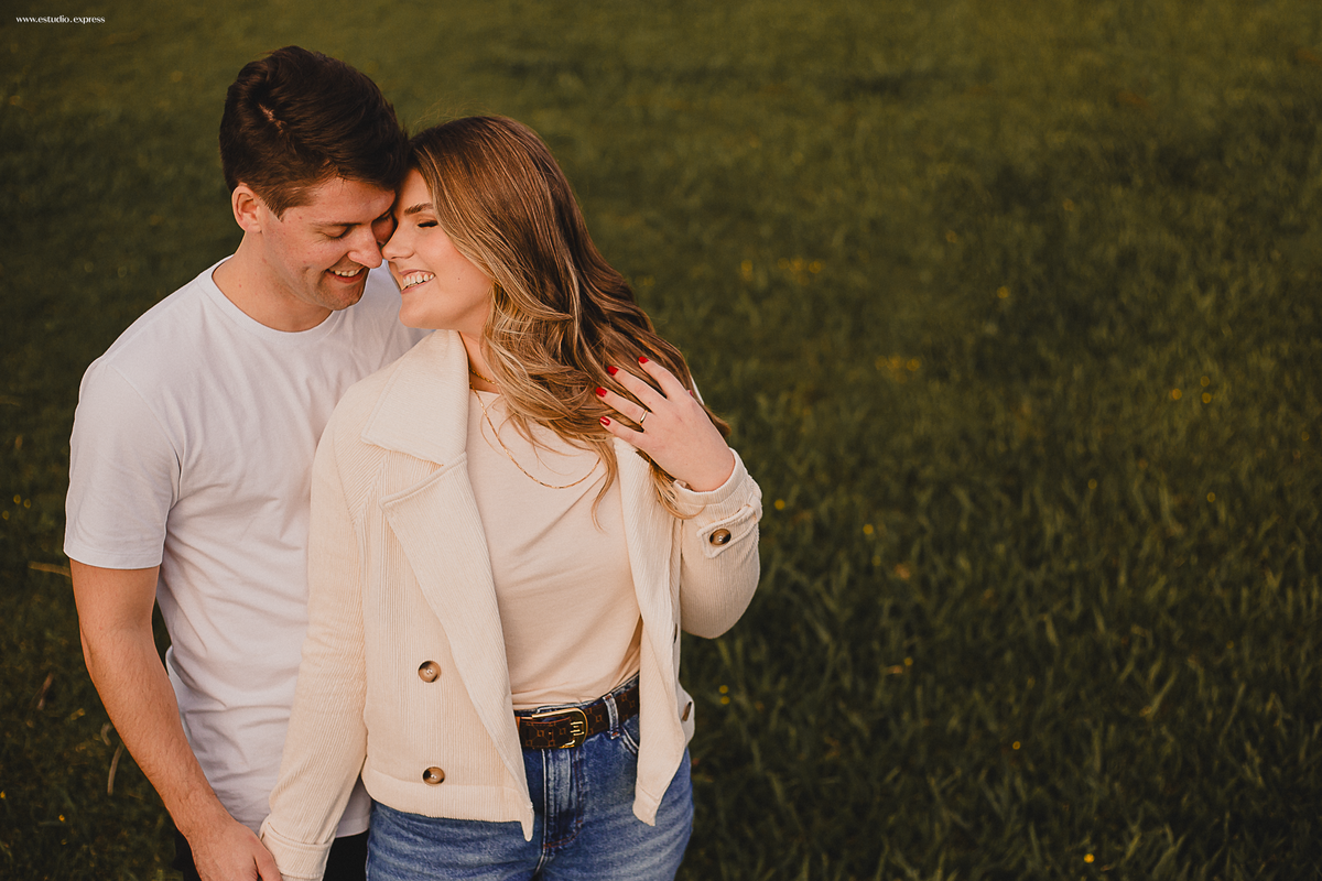 ensaio-pre-casamento-fotógrafo-casais-fotos-românticas-afetividade-conexão-luz-natural-rio-grande-do-sul-camaquã-rs-amor-história-real-spontaneidade-natureza-editorial-visual-afetivo-registro-emoção-ensaio-external-lifestyle-casal-noivos-fotografia-autor