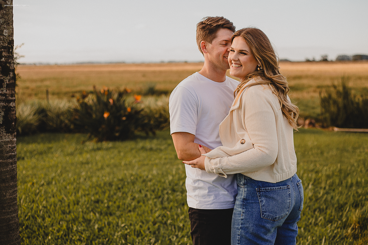 ensaio-pre-casamento-fotógrafo-casais-fotos-românticas-afetividade-conexão-luz-natural-rio-grande-do-sul-camaquã-rs-amor-história-real-spontaneidade-natureza-editorial-visual-afetivo-registro-emoção-ensaio-external-lifestyle-casal-noivos-fotografia-autor
