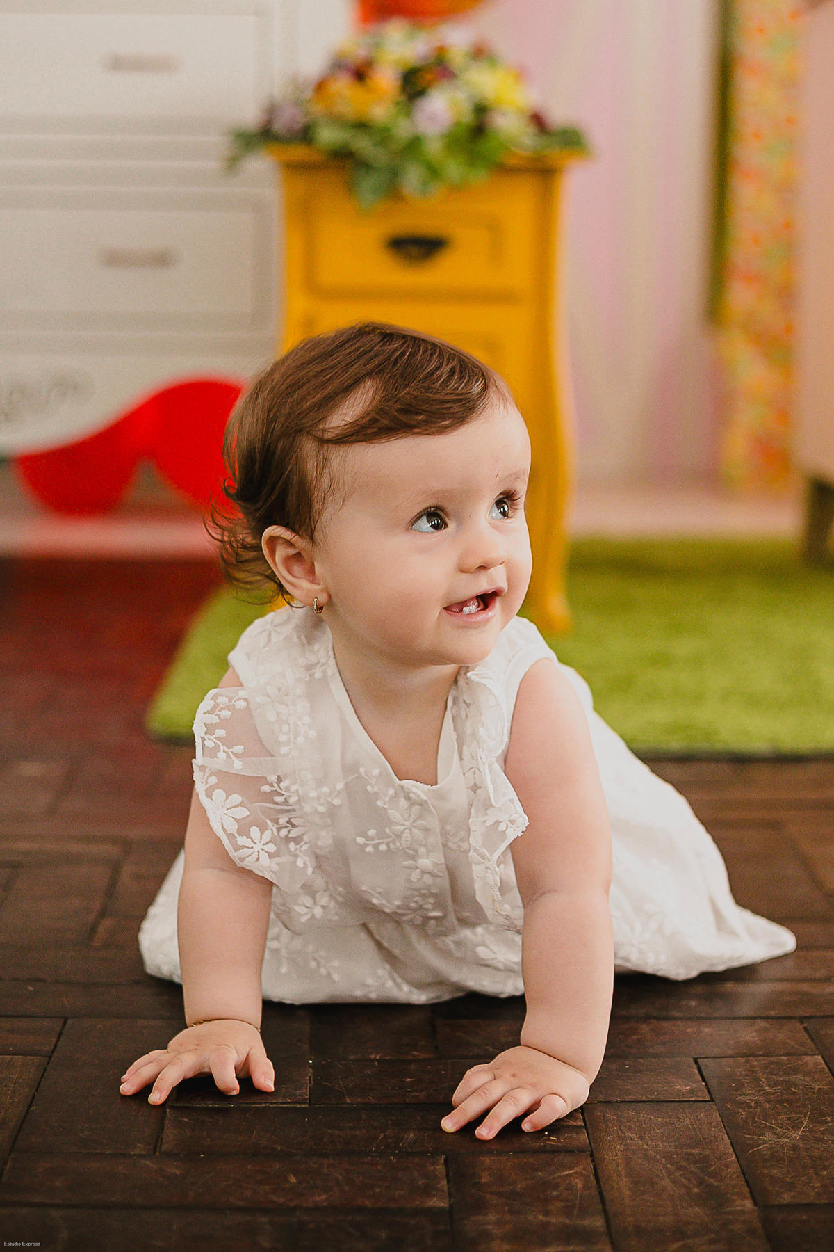 Interação natural entre pais e bebê durante festa de 1 ano em Camaquã