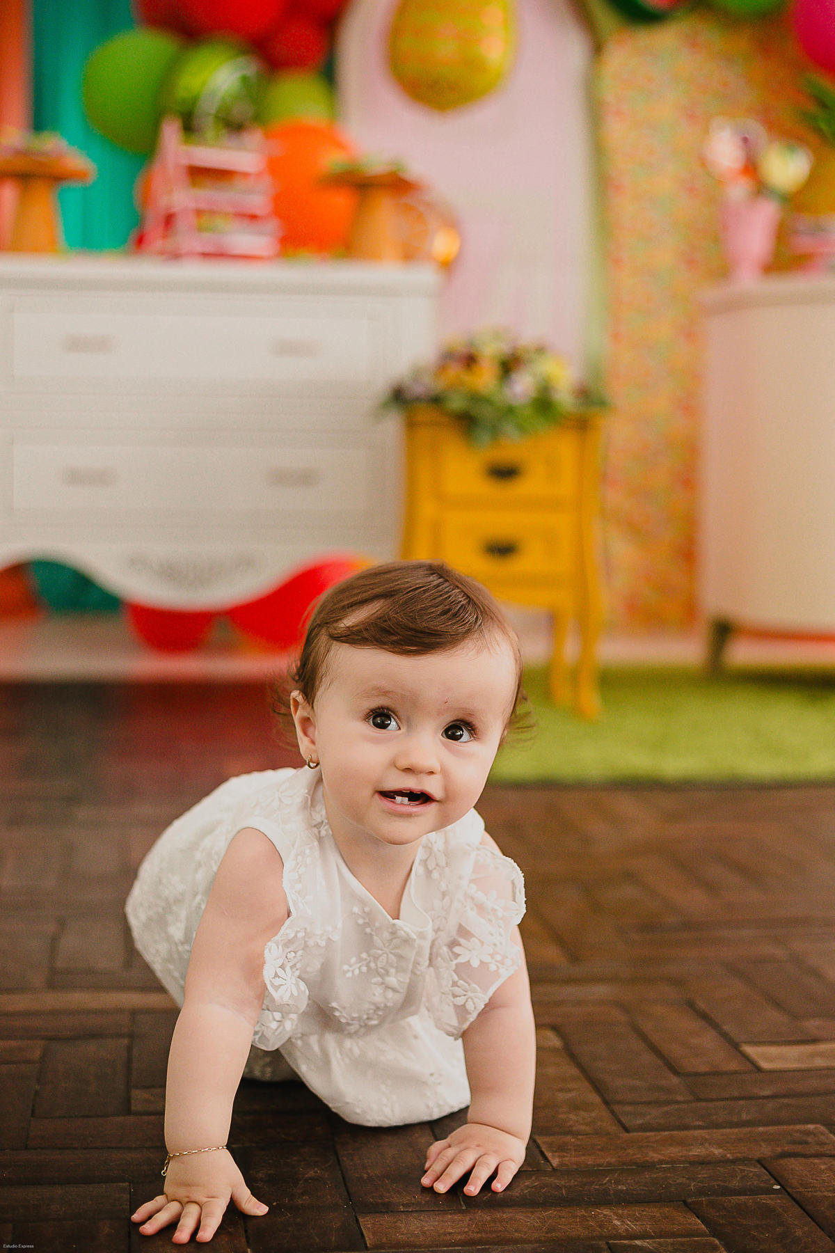 Interação natural entre pais e bebê durante festa de 1 ano em Camaquã