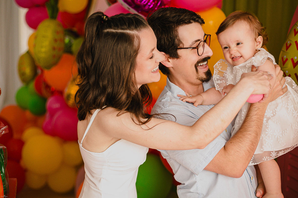 Cena alegre de aniversário infantil com bebê e decoração delicada