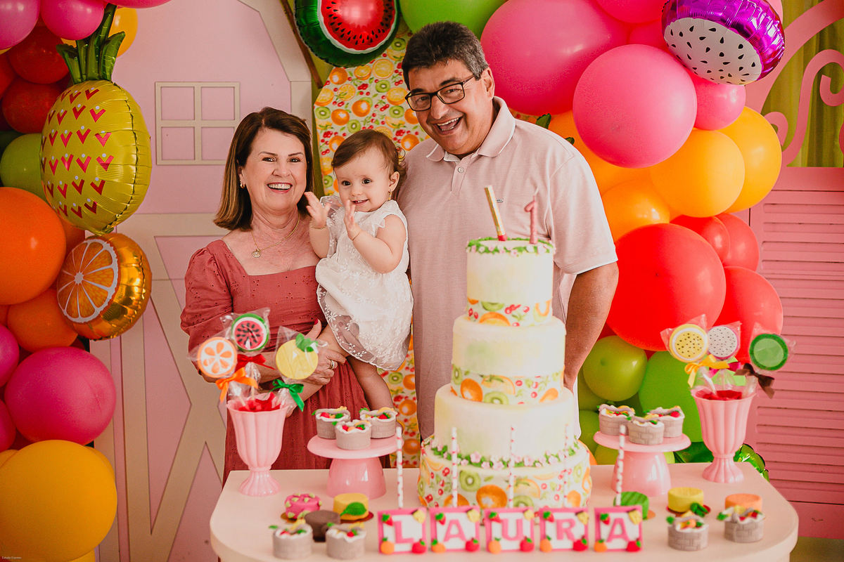 Bebê sorrindo durante comemoração de 1 ano em ambiente leve e acolhedor