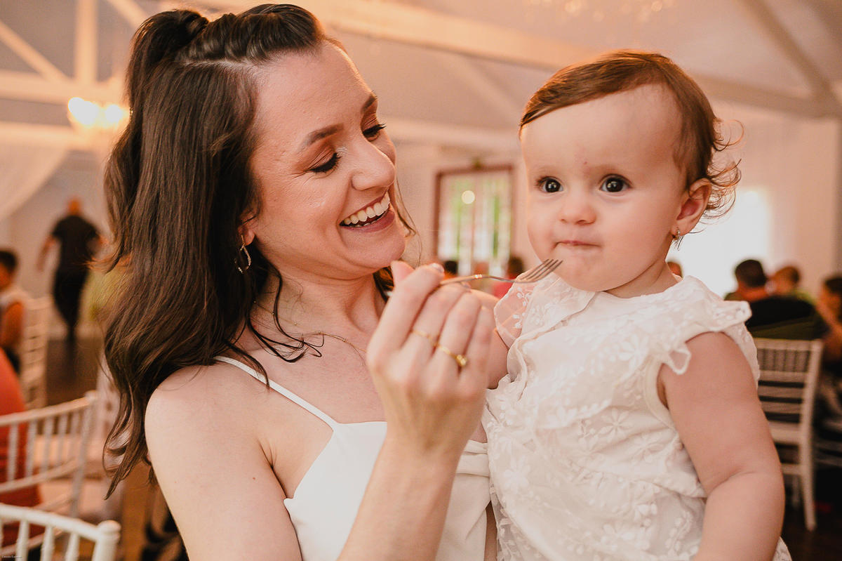 Detalhe da festa de 1 ano com elementos decorativos e clima familiar