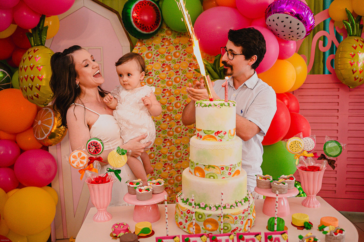 Família vivendo momento especial no aniversário infantil de 1 ano