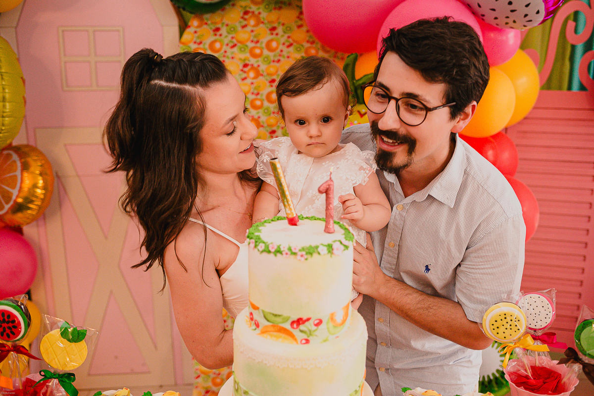 Família vivendo momento especial no aniversário infantil de 1 ano