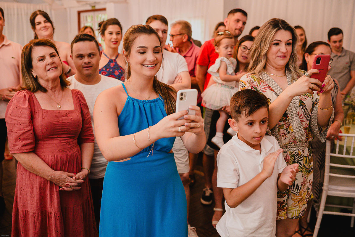 Cena natural de bebê em festa de 1 ano com atmosfera acolhedora
