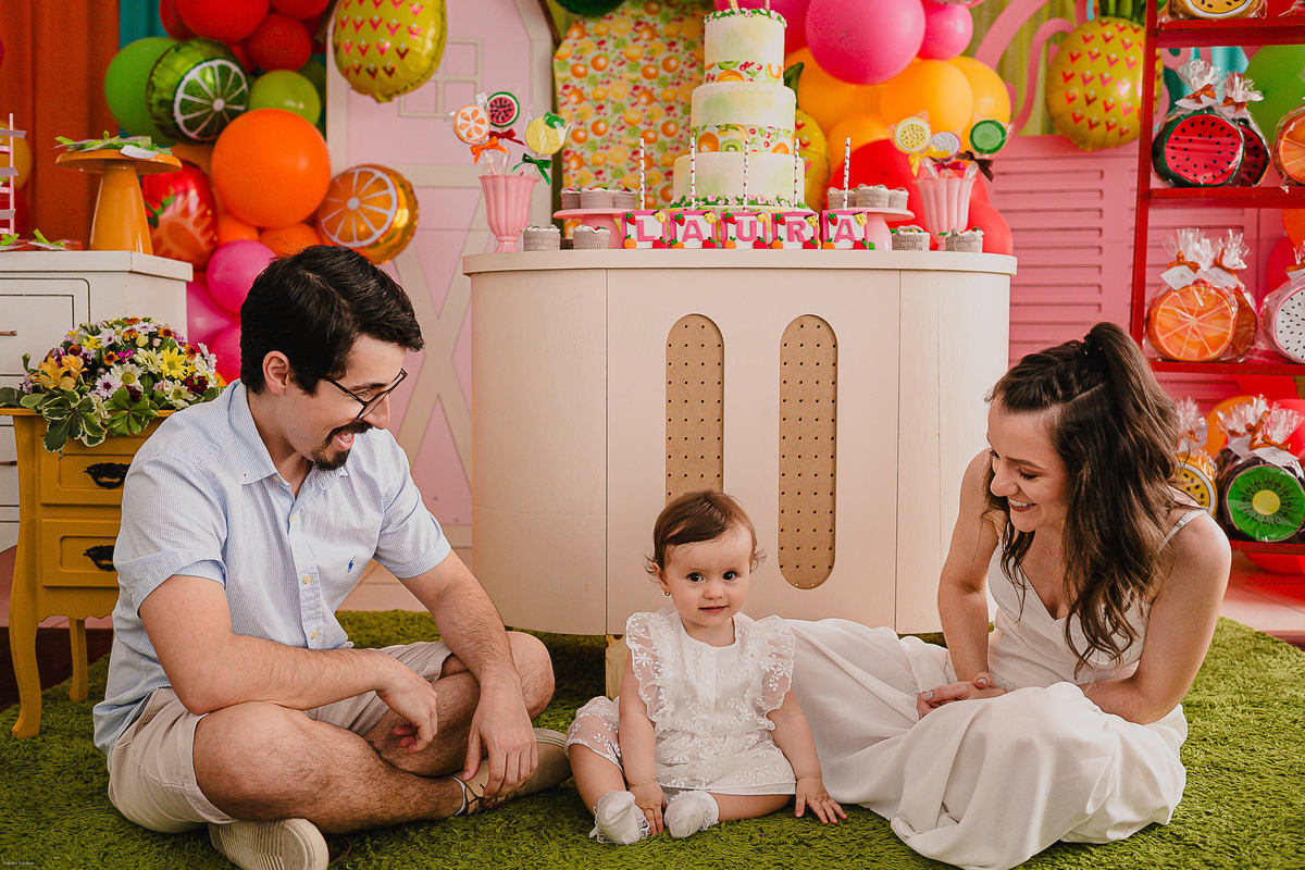 Bebê explorando a festa de 1 ano com curiosidade e leveza em Camaquã