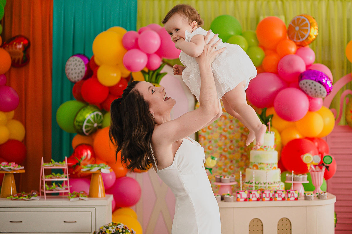 Família celebrando junta o primeiro aniversário com emoção e simplicidade