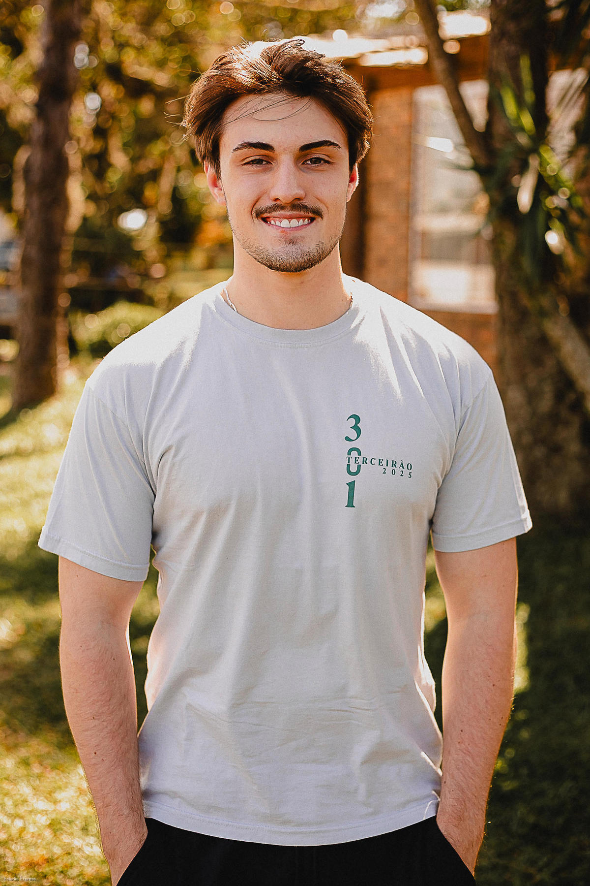 Registro leve da turma durante ensaio de formatura em ambiente natural