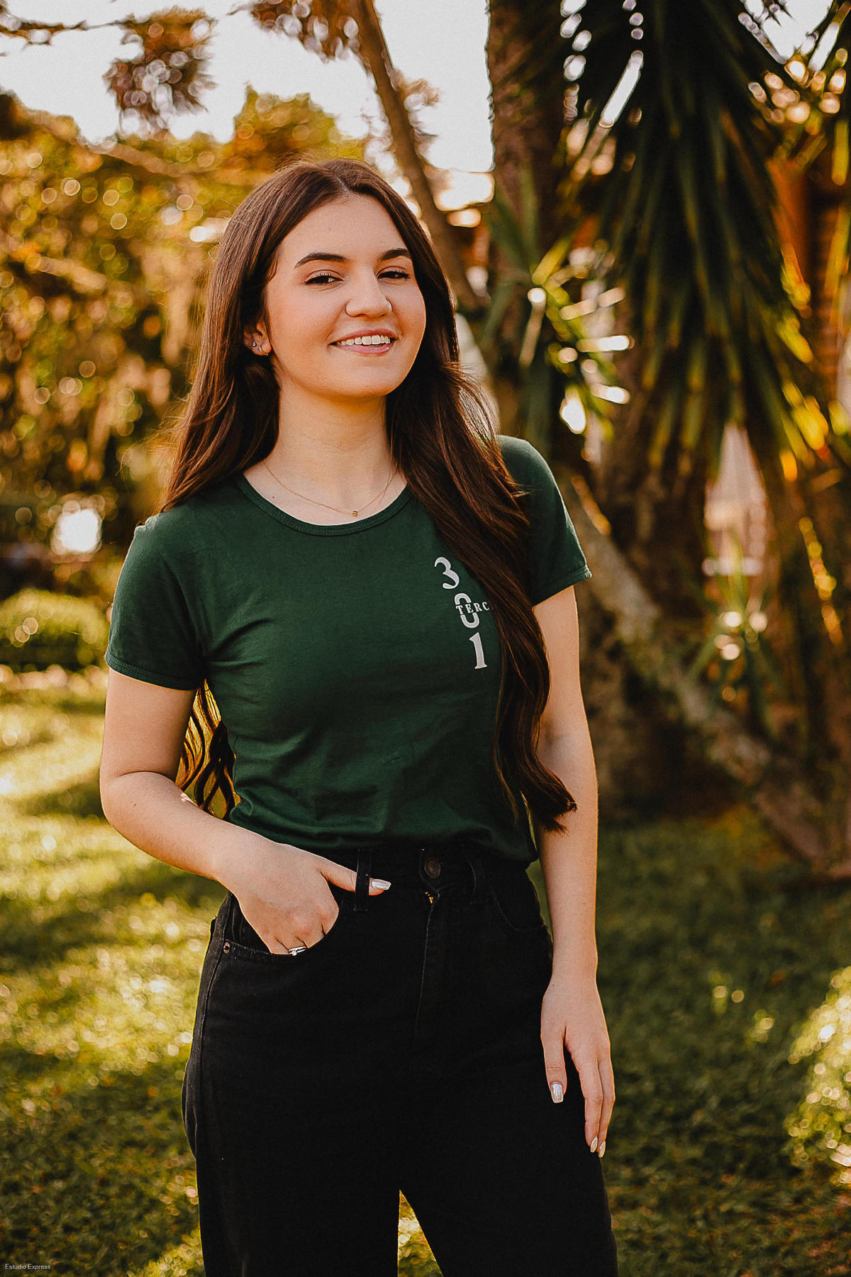 Cena alegre dos formandos celebrando juntos o fim do ciclo escolar