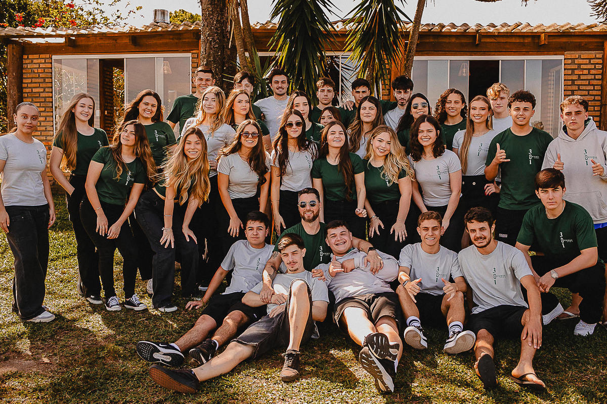 Turma em momento de celebração durante ensaio de formatura