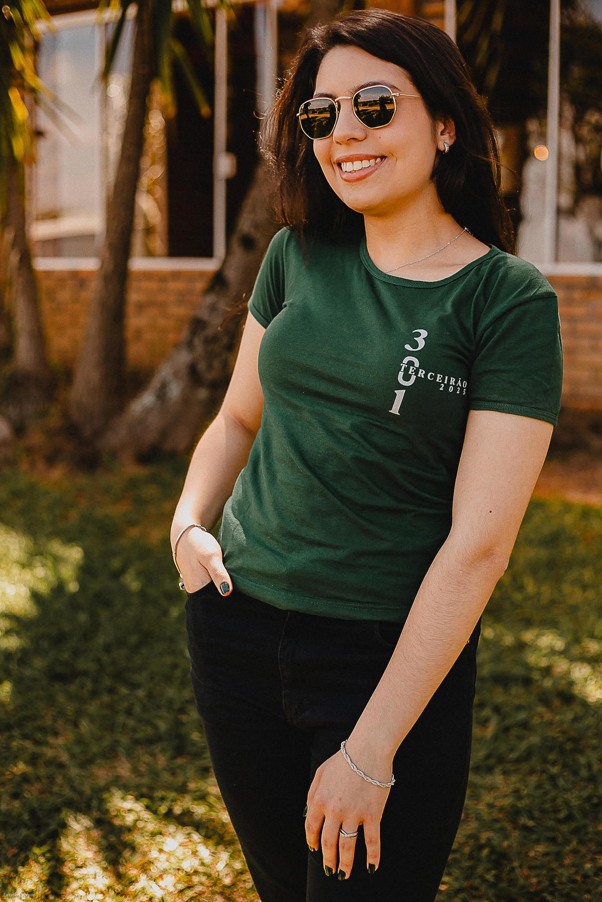 Formandos do terceiro ano celebrando juntos em ensaio ao ar livre em Camaquã