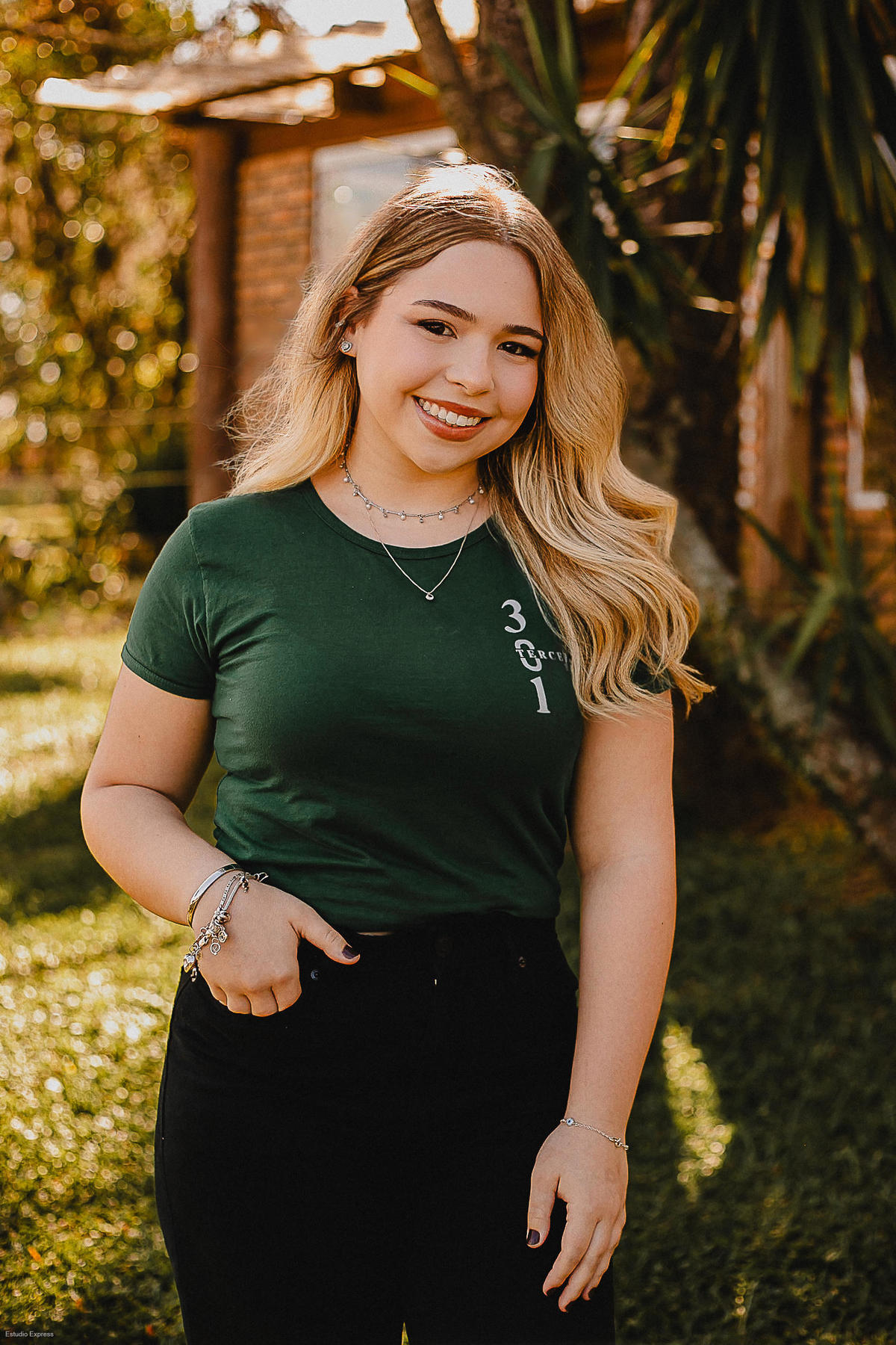 Registro coletivo com turma unida celebrando a formatura