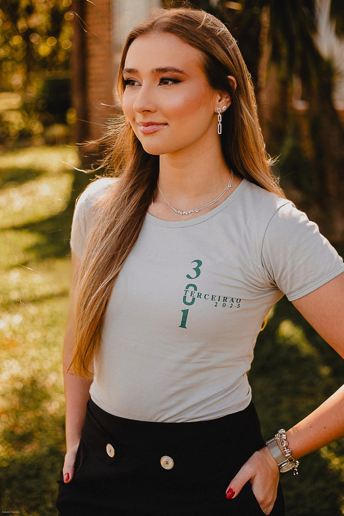 Turma reunida em ensaio de formatura com energia jovem