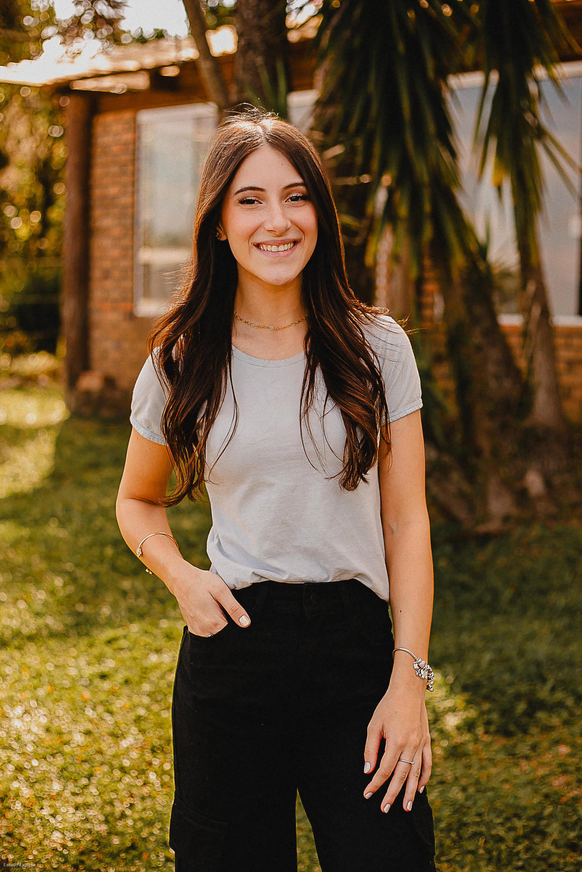 Formandos celebrando juntos em cenário natural na La Estancia