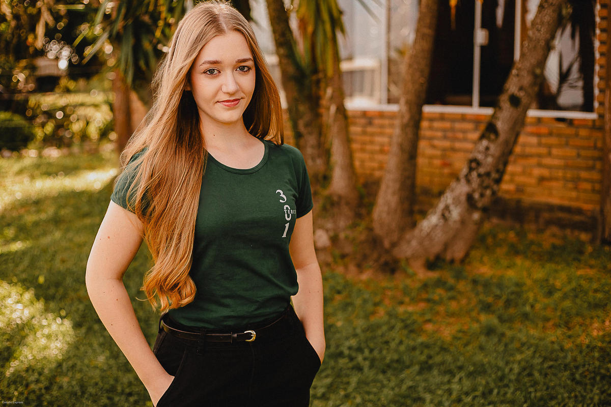 Registro espontâneo de formandos celebrando o fim do ensino médio