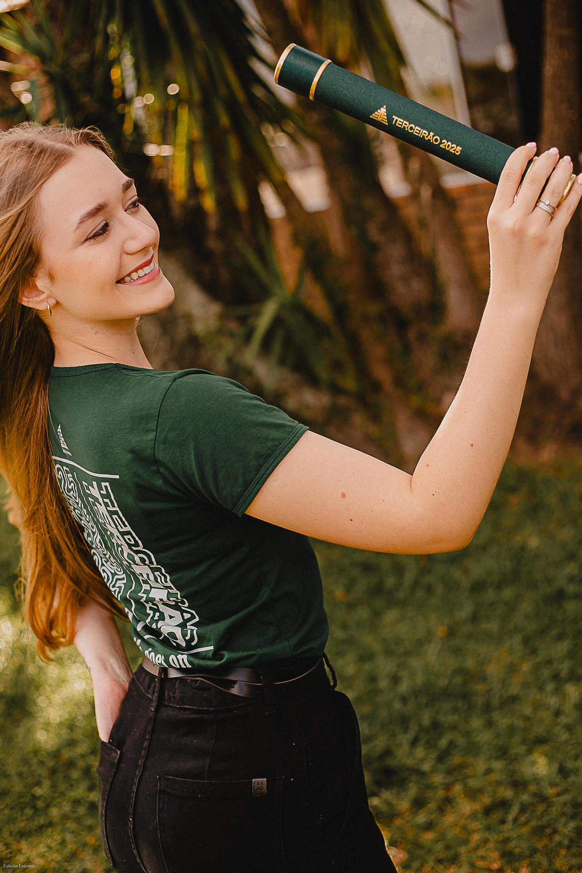 Ensaio de formatura com turma reunida em ambiente ao ar livre