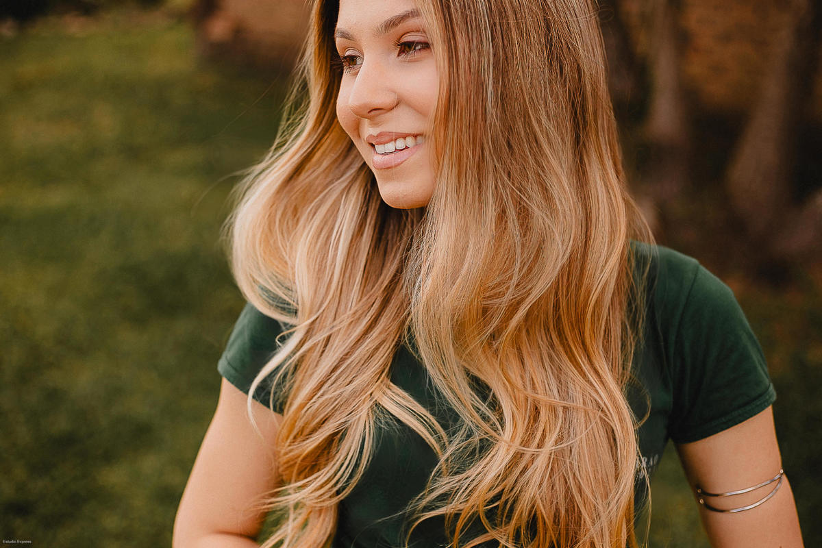 Fotografia escolar com foco em conexão entre os formandos