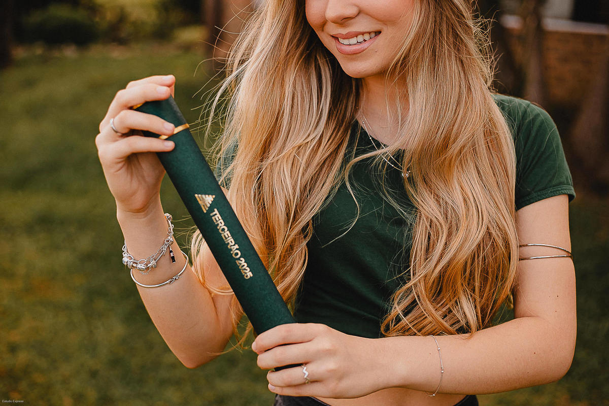 Turma interagindo em ensaio de formatura com clima descontraído