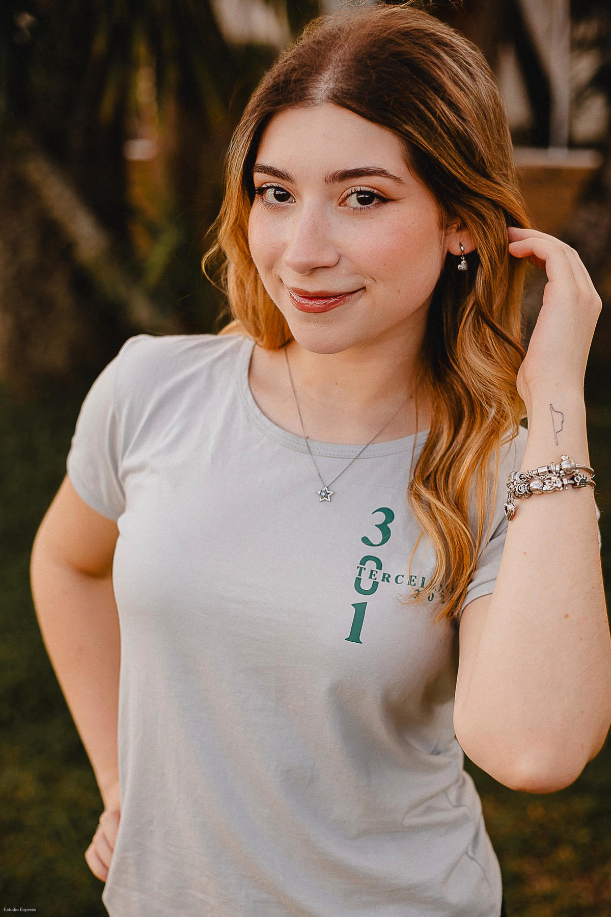 Registro de grupo com formandos celebrando juntos