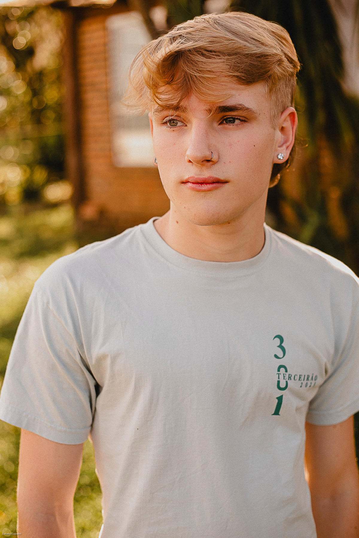 Ensaio de formatura com turma do terceiro ano em cenário natural