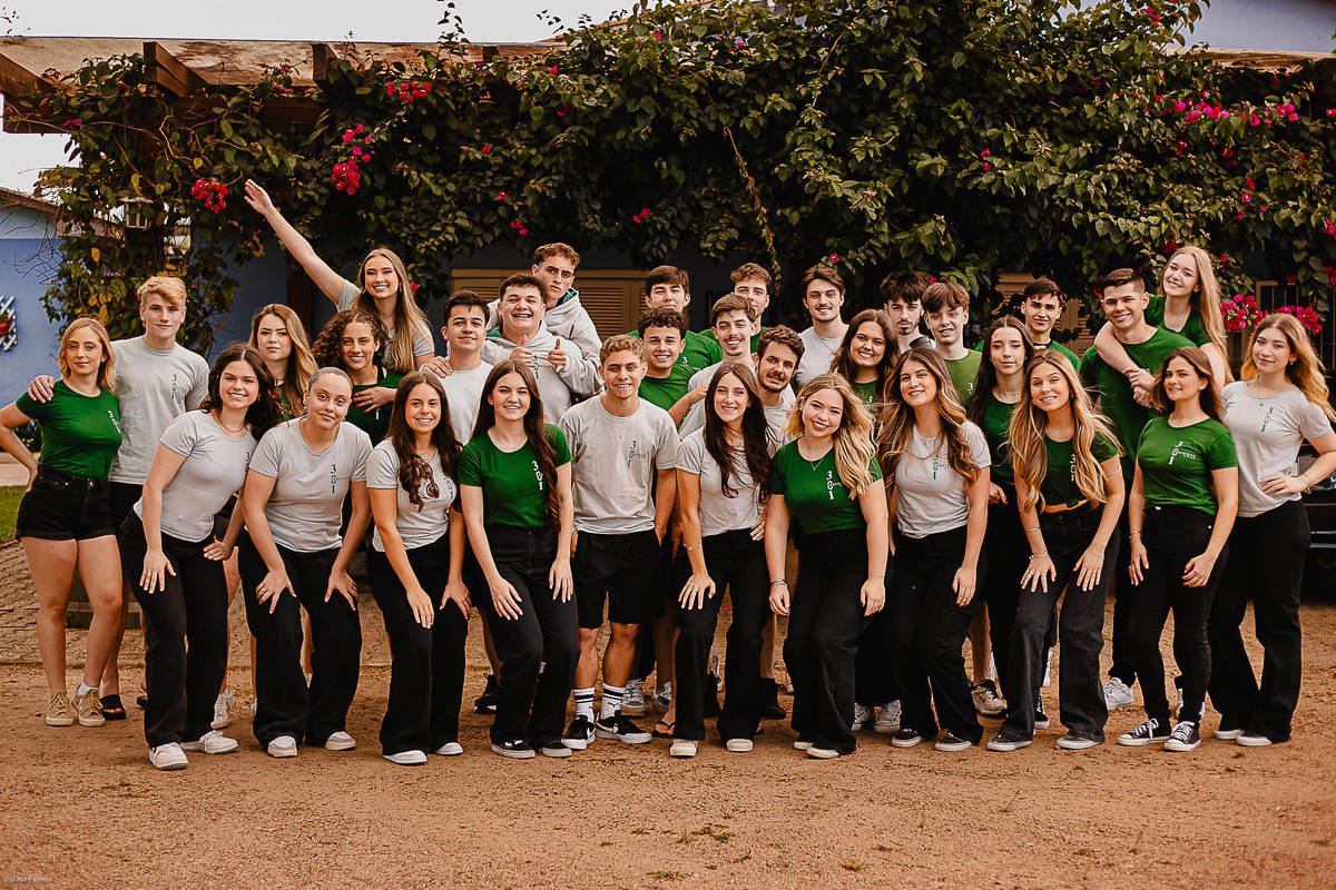 Cena de amizade entre formandos no ensaio de formatura