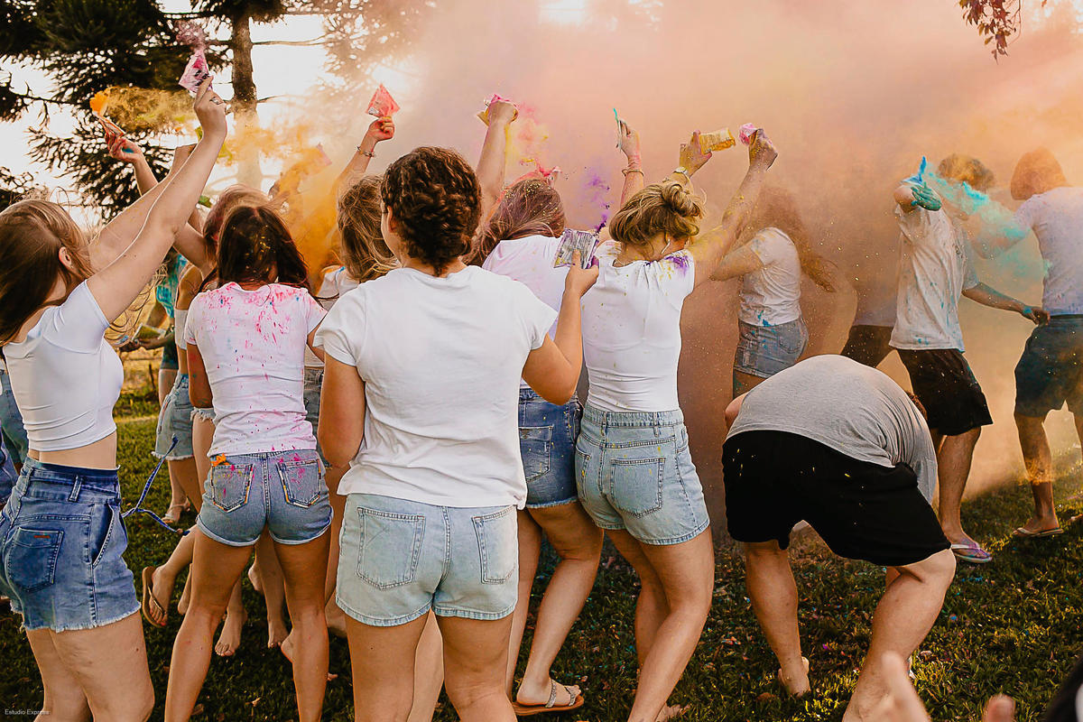 Ensaio escolar com turma jovem em clima de celebração