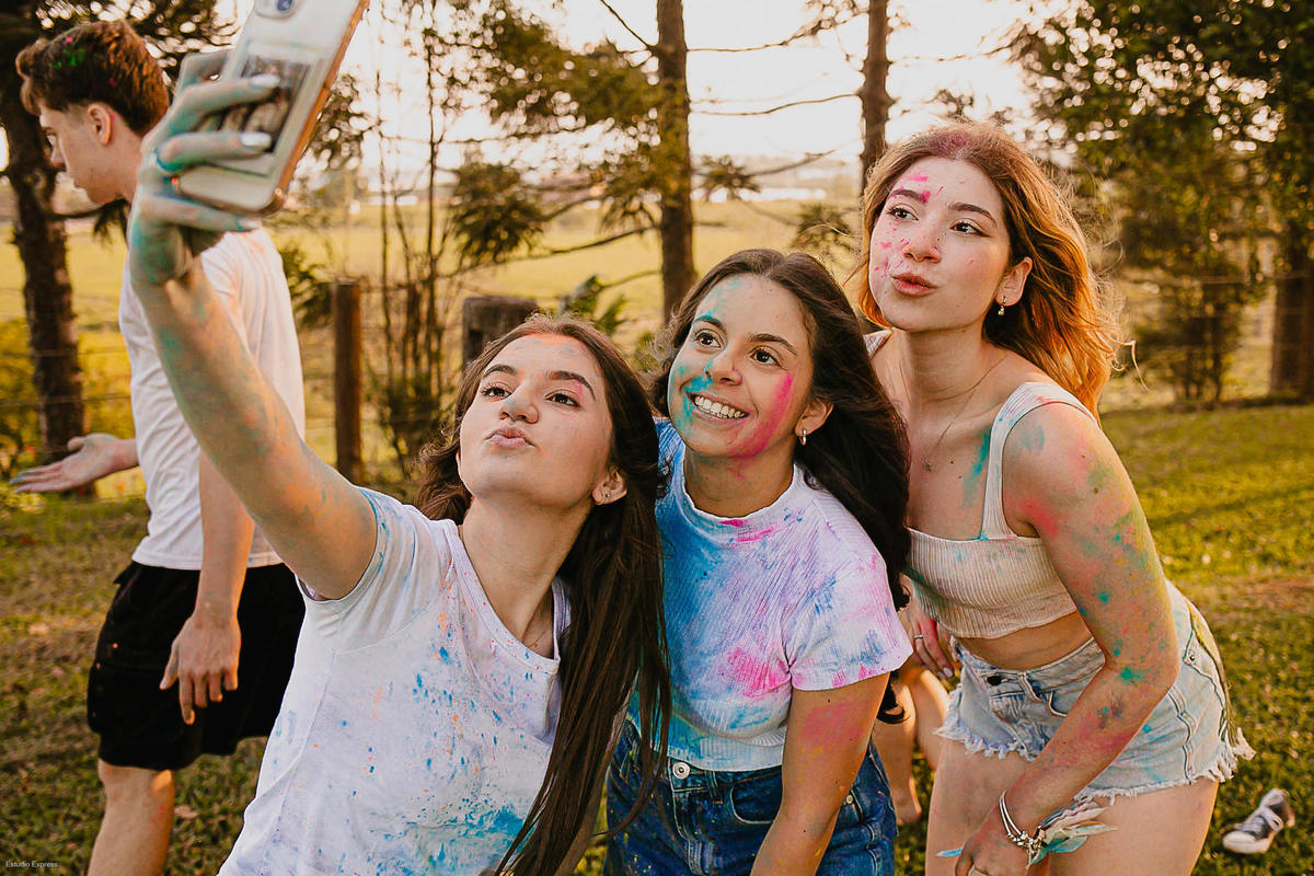 Turma celebrando o encerramento do ciclo em ensaio de formatura