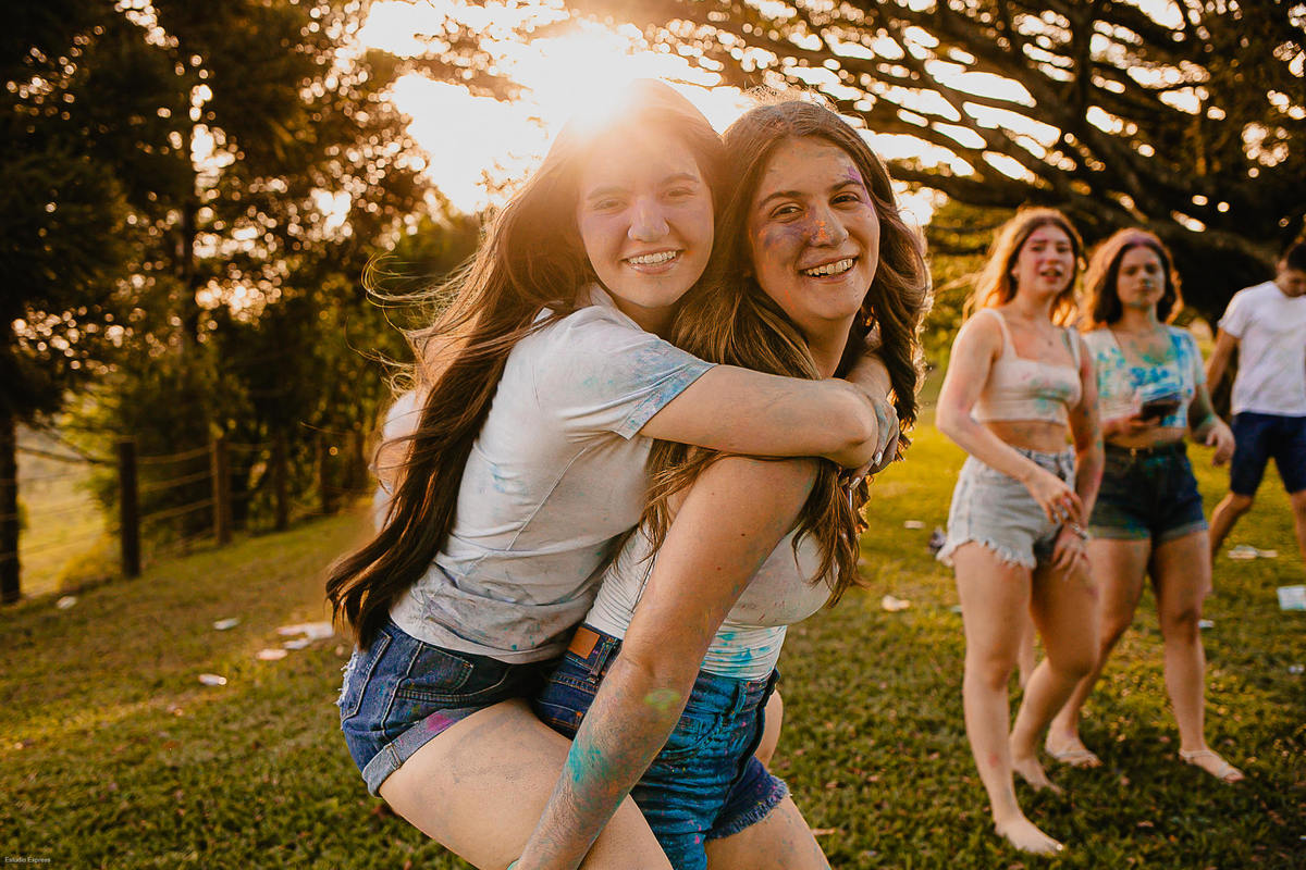 Fotografia de grupo com leveza e conexão entre colegas