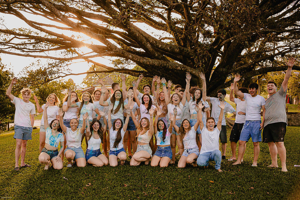 Formandos reunidos em ensaio com atmosfera leve em Camaquã RS