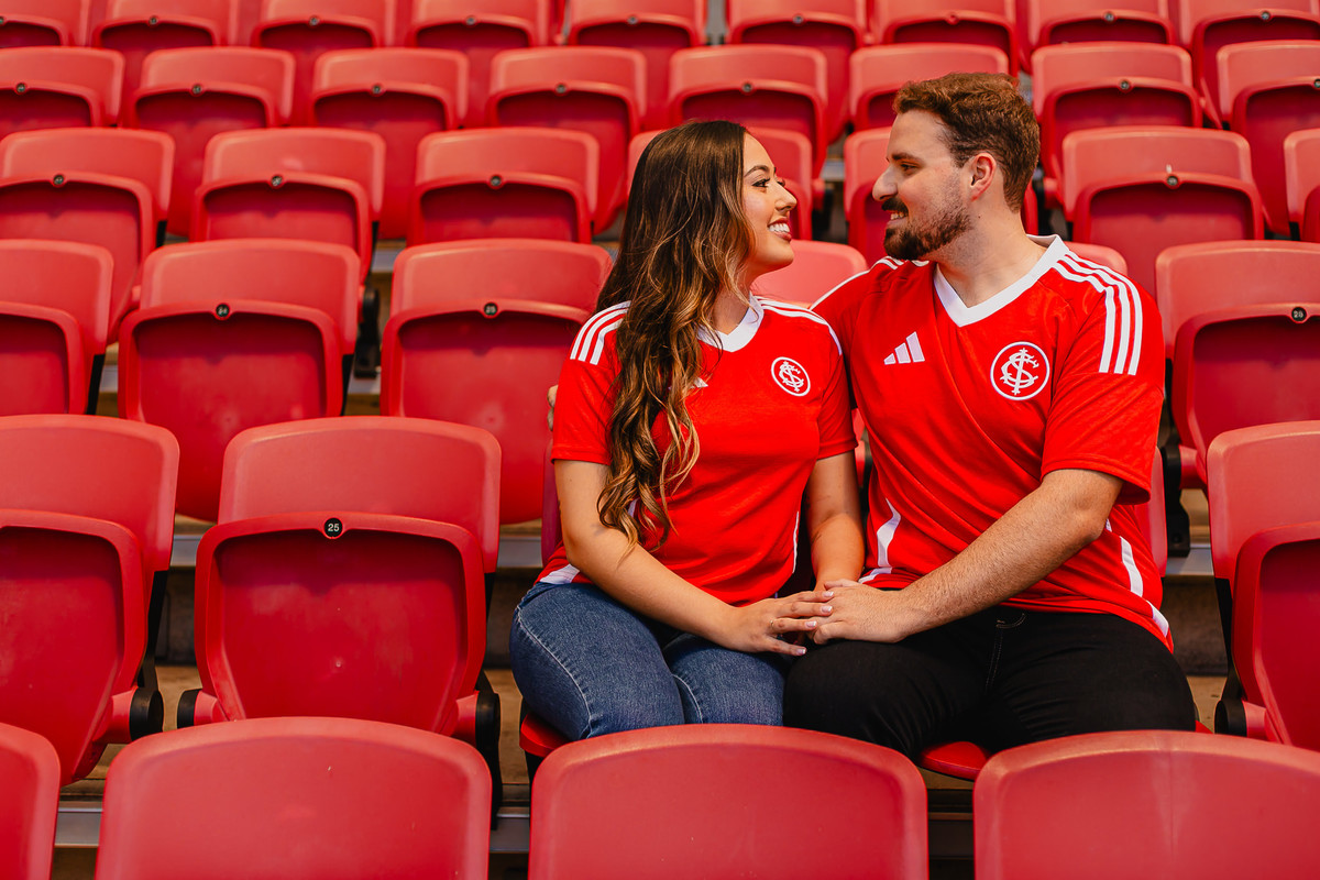 Ensaio pré casamento no Estádio Beira-Rio em Porto Alegre RS com casal vivendo momento leve e espontâneo