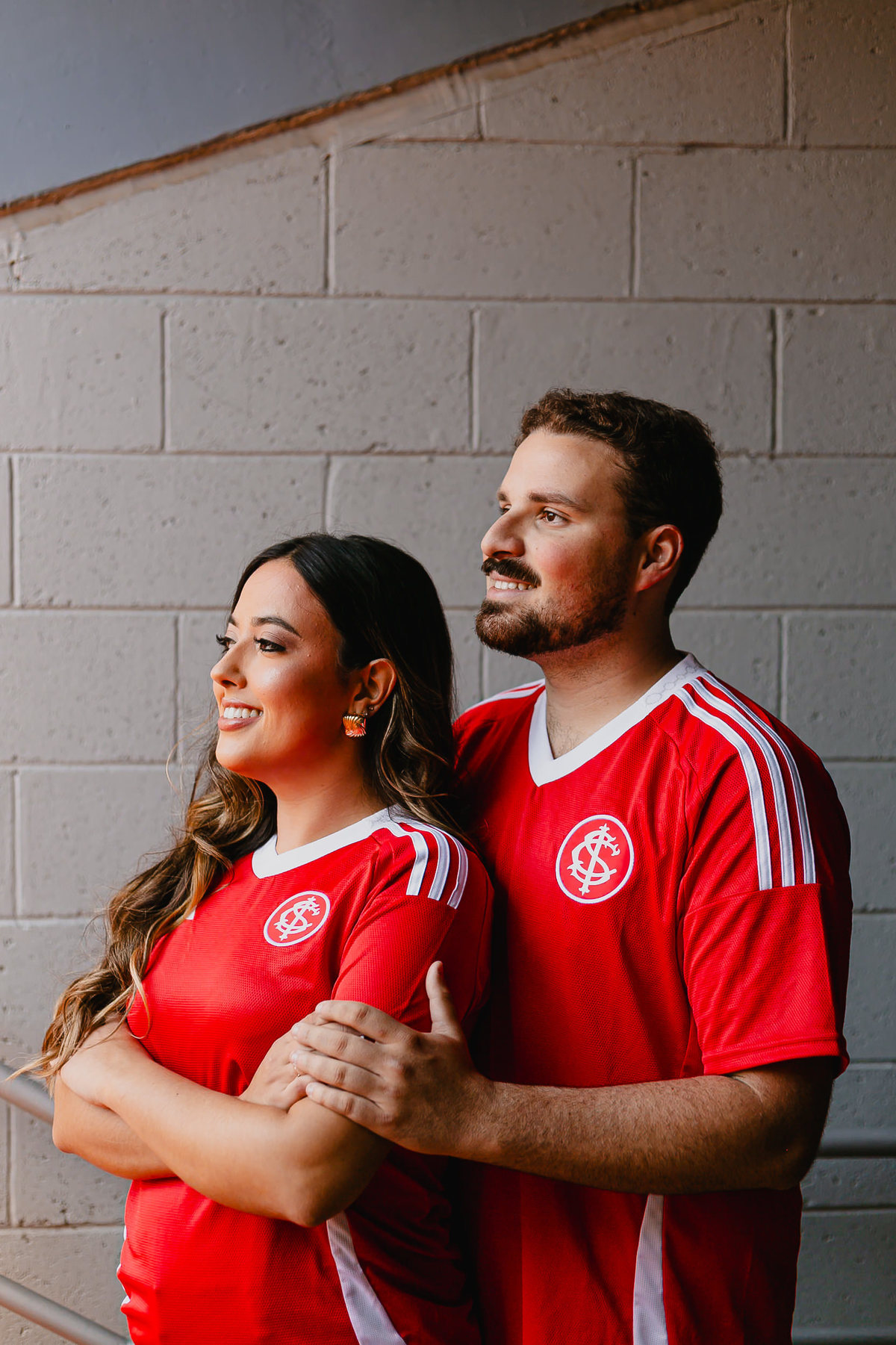 Fotografia de casal em ambiente urbano no Beira-Rio em Porto Alegre.