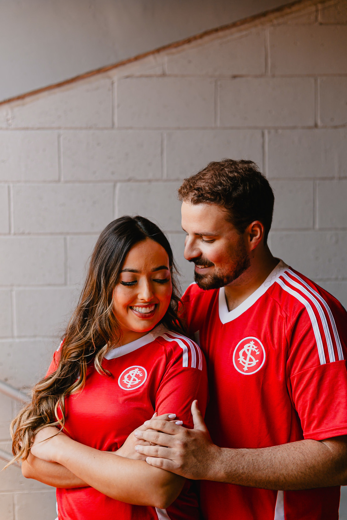 Ensaio pré casamento com cenário icônico do futebol gaúcho em Porto Alegre RS.