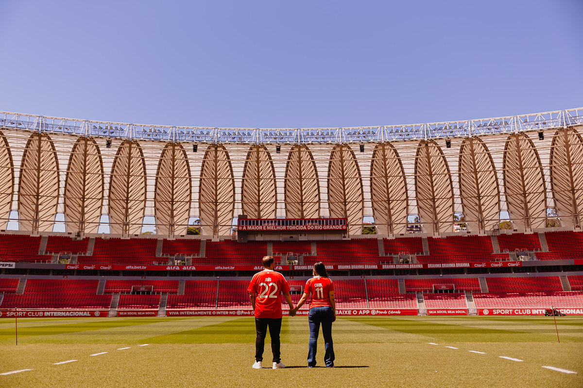 Casal celebrando sua história em ensaio realizado no Estádio Beira-Rio.
