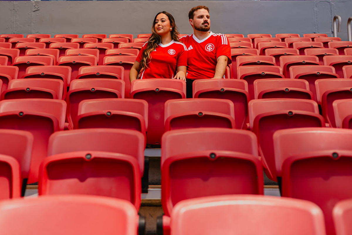 Casal em ensaio pré wedding no Beira-Rio registrando sua conexão em Porto Alegre.