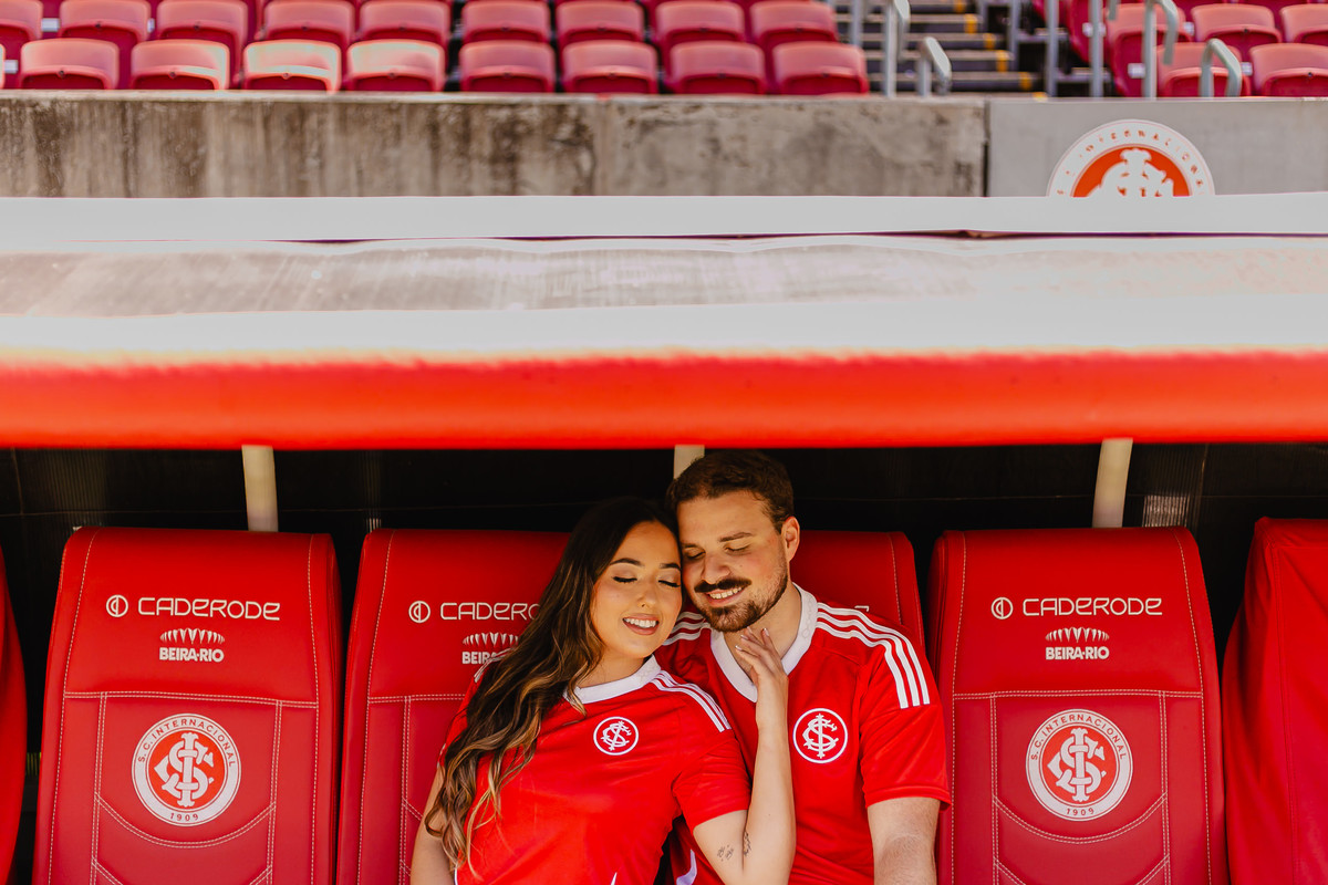 Casal em momento espontâneo durante ensaio fotográfico no Beira-Rio.