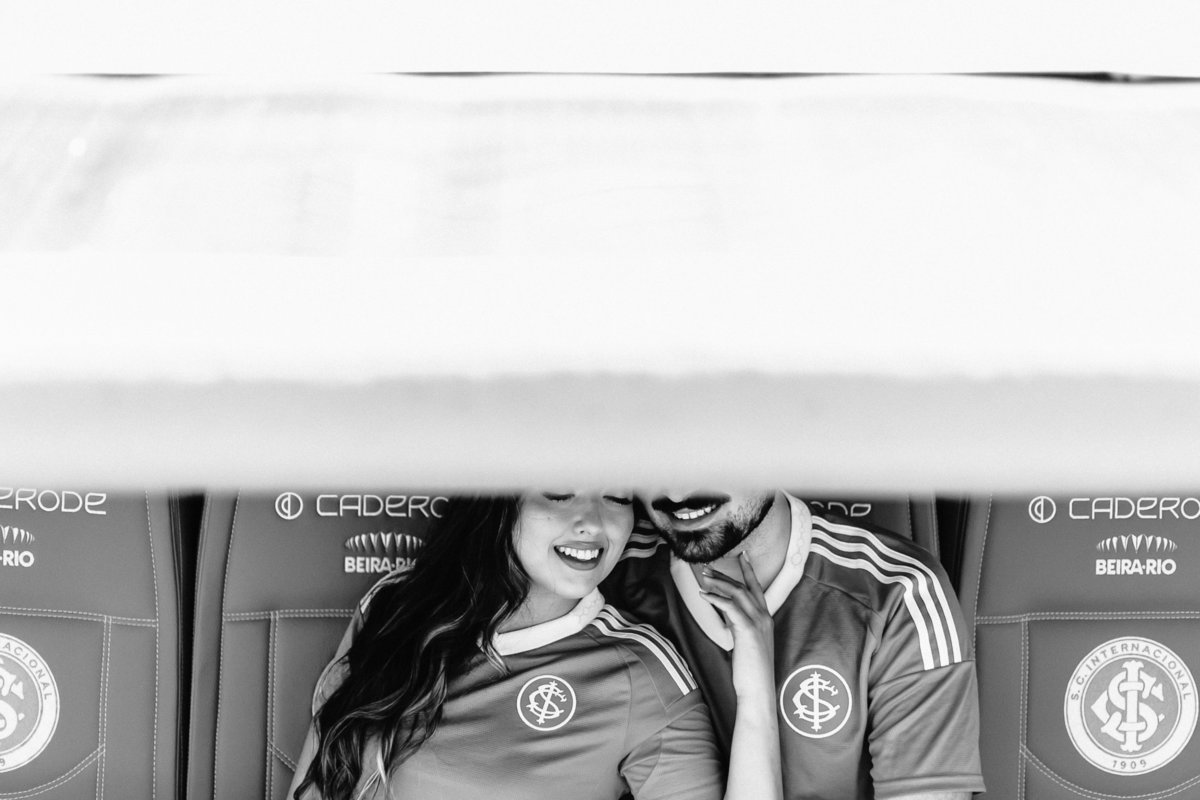 Fotografia de casal com cenário marcante em Porto Alegre RS.