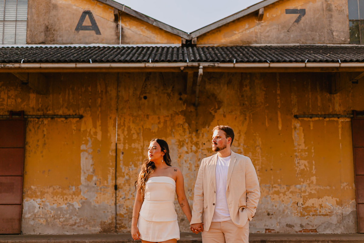 Casal caminhando pela Orla do Guaíba em ensaio pré wedding leve e espontâneo.