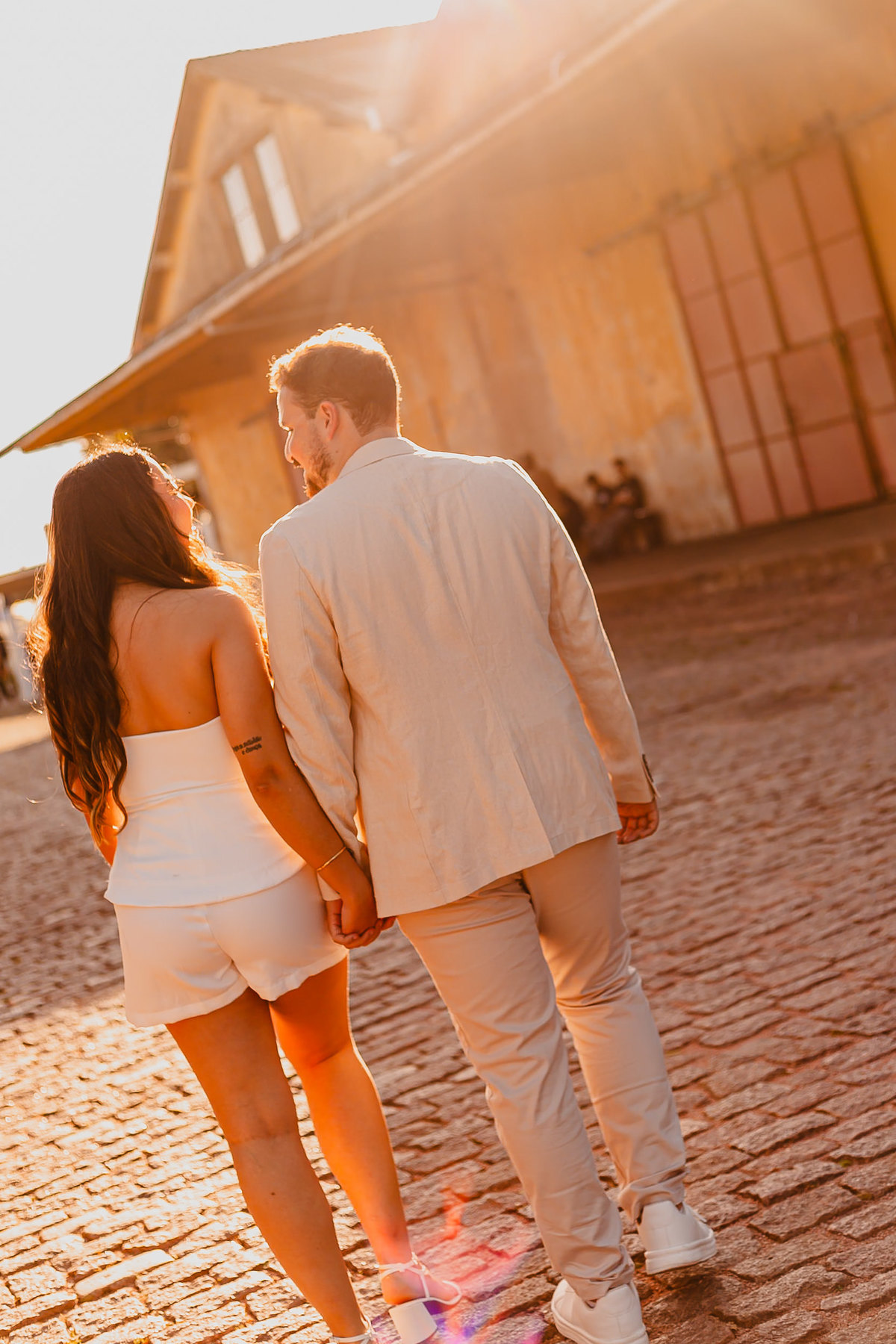 Fotografia de casal com vista para o Guaíba durante ensaio pré casamento.