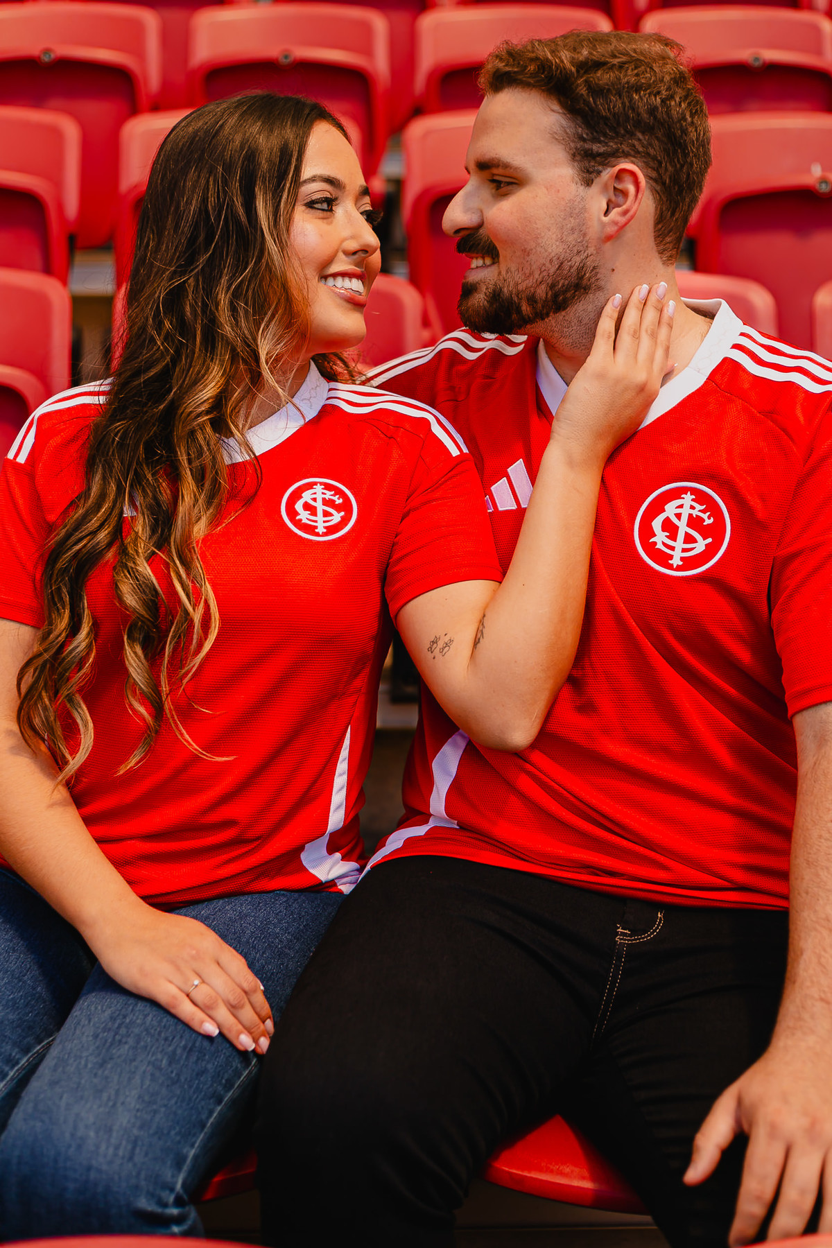 Momento descontraído durante ensaio de casal realizado no Estádio Beira-Rio.